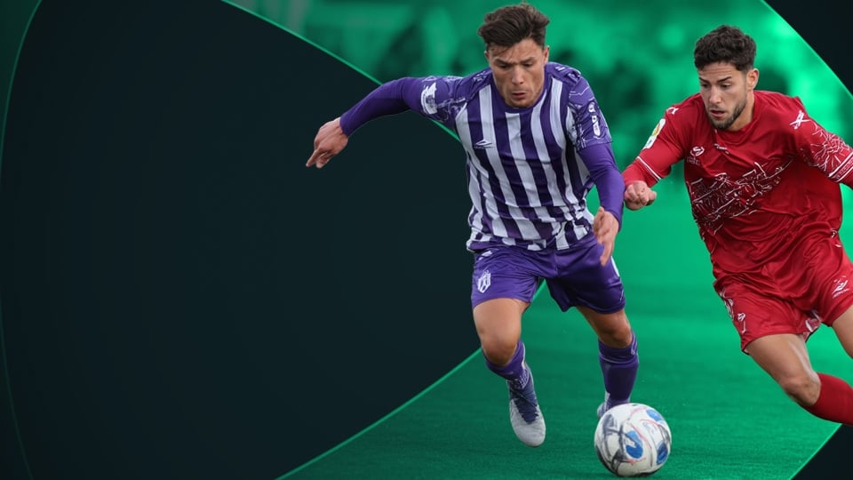 Jugadores de la Liga 2 de España disputando un balón.