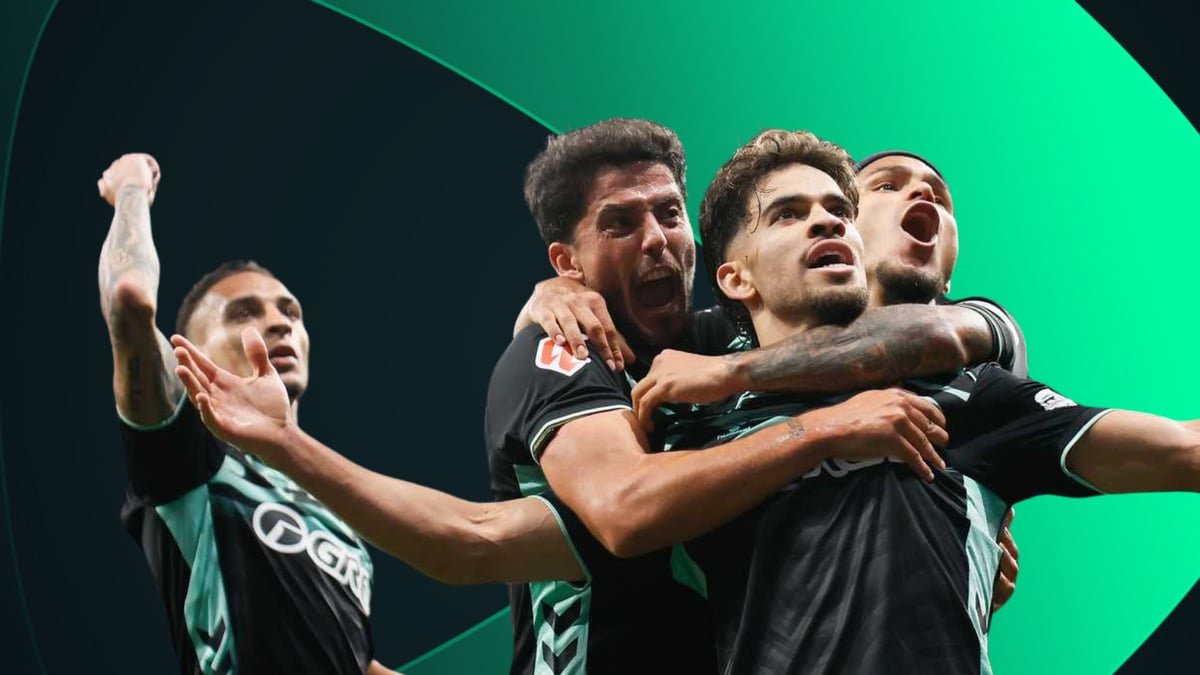 Jugadores del Real Betis ondeando bufandas verdiblancas.
