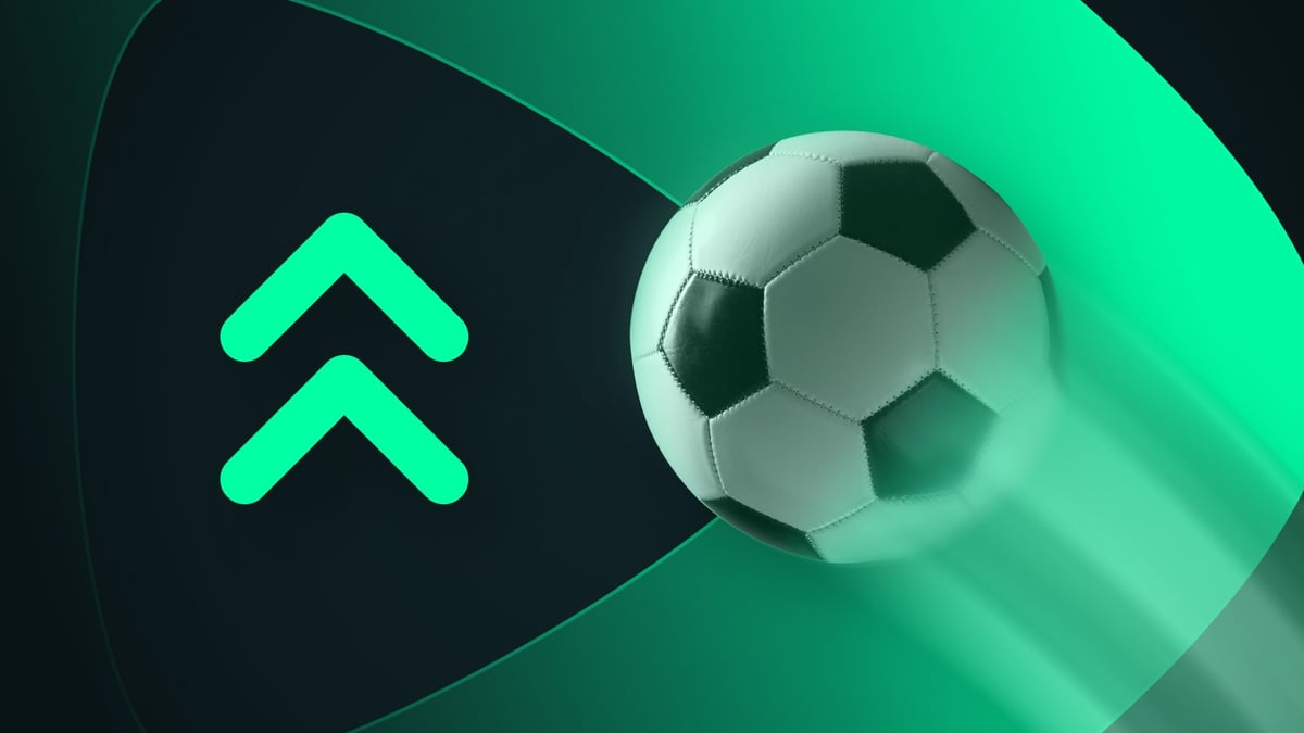 Balón de fútbol sobre logo de Speedybet