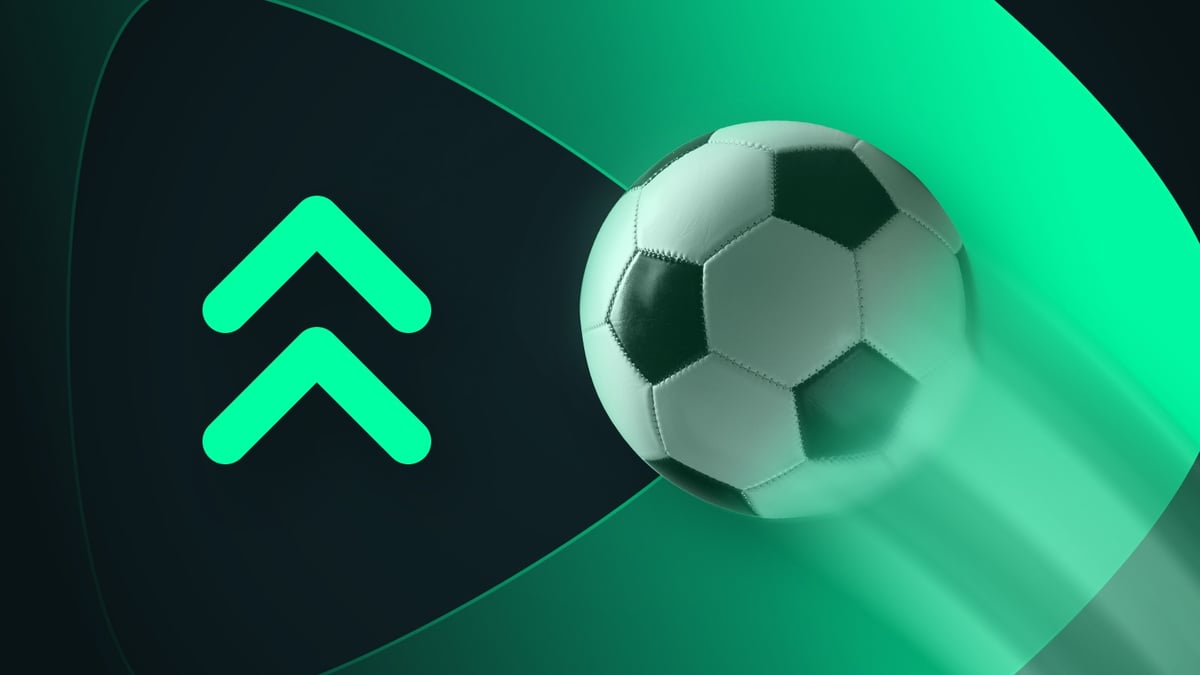 Balón de fútbol sobre logo de Speedybet