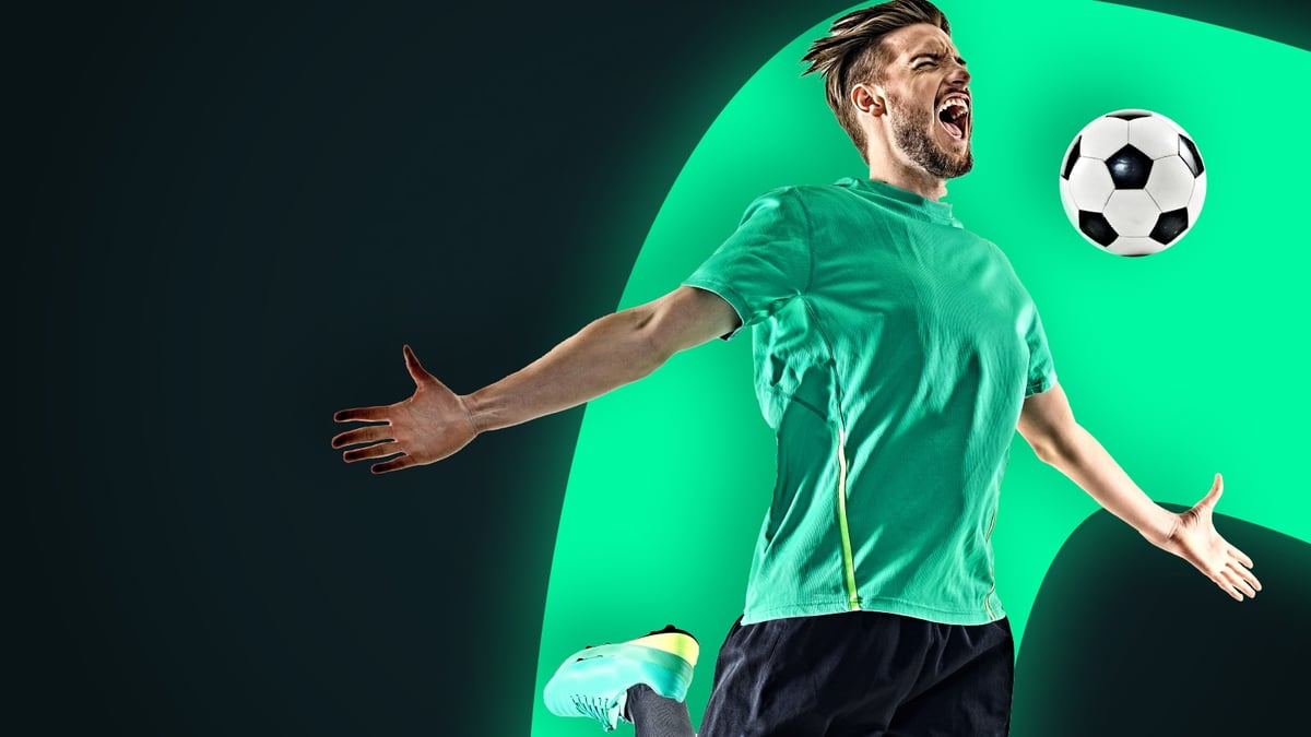 Jugador de fútbol celebrando un gol con el símbolo de Speedybet detrás