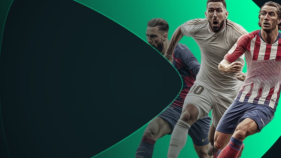 jugadores de la liga corriendo tras el balón