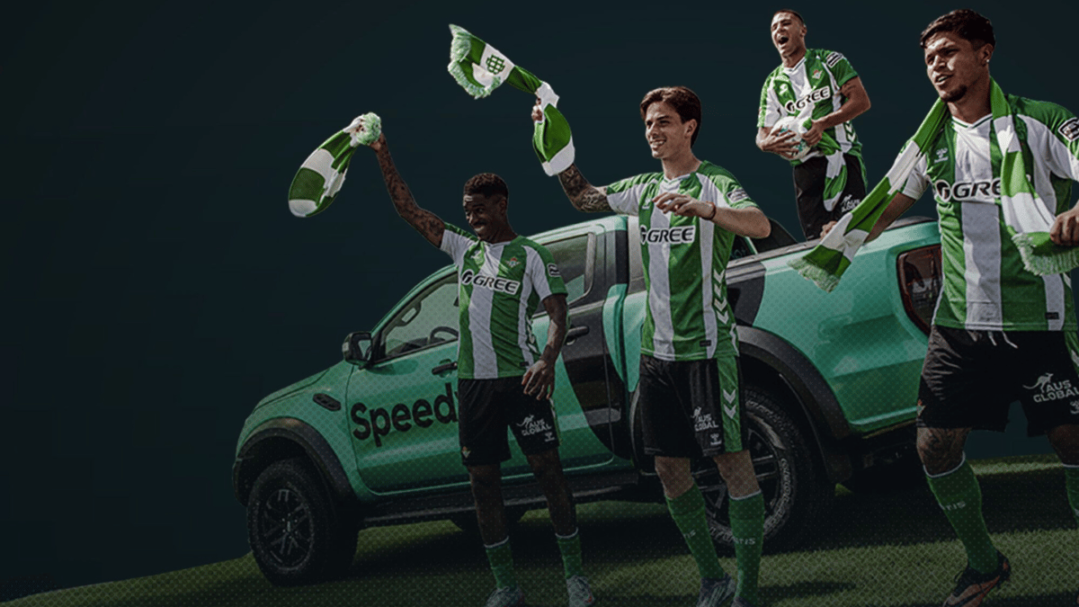 Jugadores del Real Betis ondeando bufandas verdiblancas.