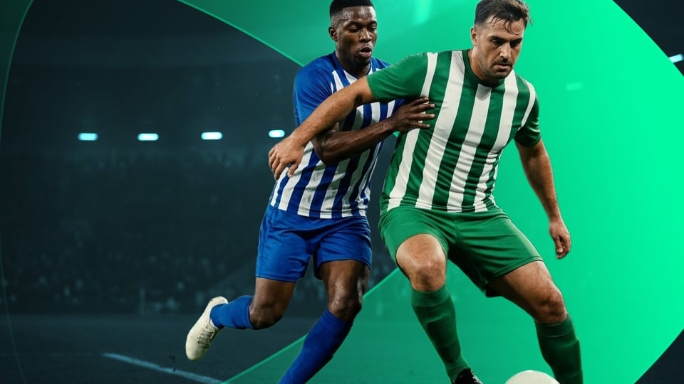 Jugadores de Real Betis y Deoirtivo disputan un balón