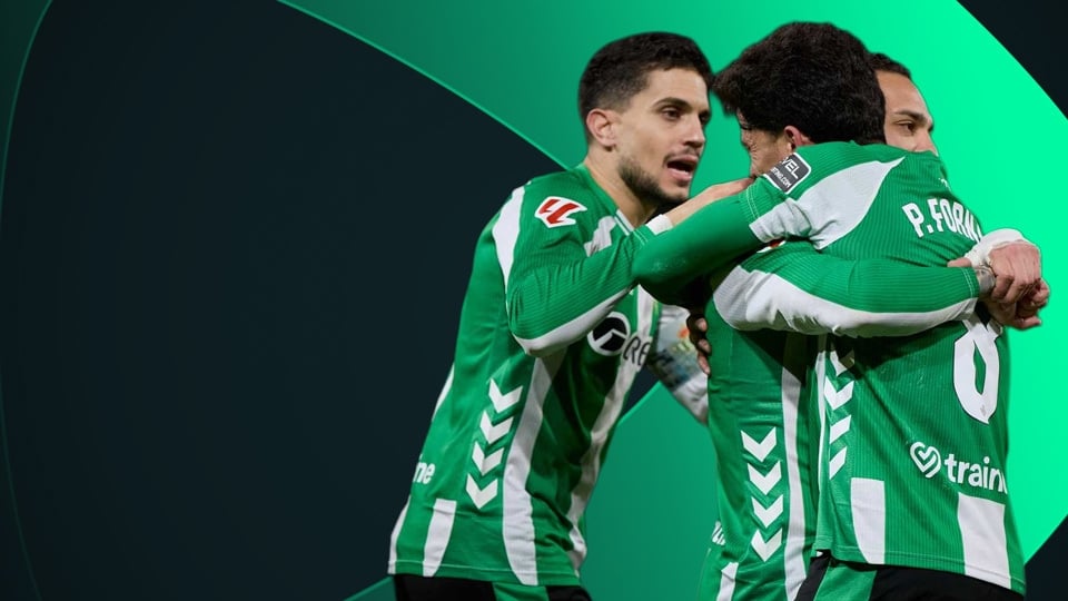 Jugadoresdel Real Betis mostrando el escudo