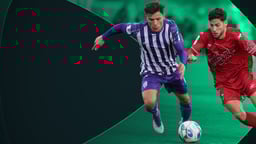 Jugadores de la Liga 2 de España disputando un balón.