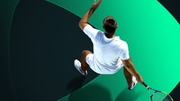 Tenista golpeando pelota de tenis