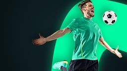 Jugador de fútbol celebrando un gol con el símbolo de Speedybet detrás