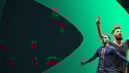 Junior Firpo del Real Betis sosteniendo un móvil con el símbolo de speedyBet.