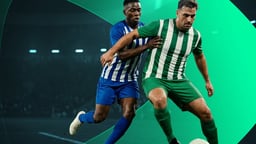 Jugadores de Real Betis y Deoirtivo disputan un balón